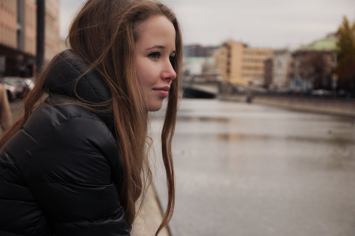 Красивая девушка на фоне Москва-реки - Юлия Шелухина