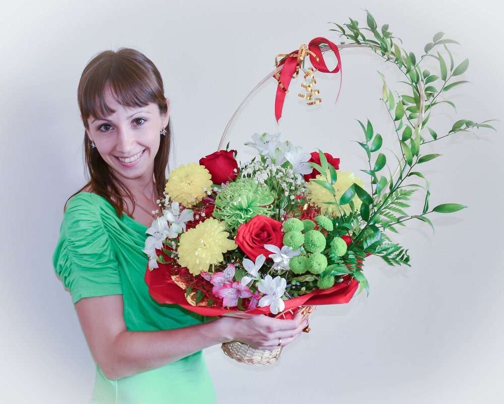 Девушка с корзиной цветов - Сергей Тагиров