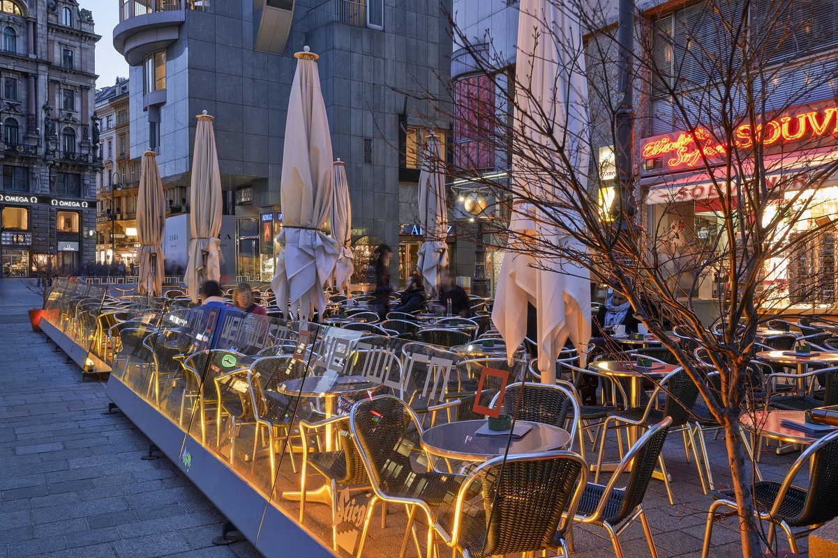 Уличное кафе в Вене около дома Хаас в сумерки - Виктор Тараканов