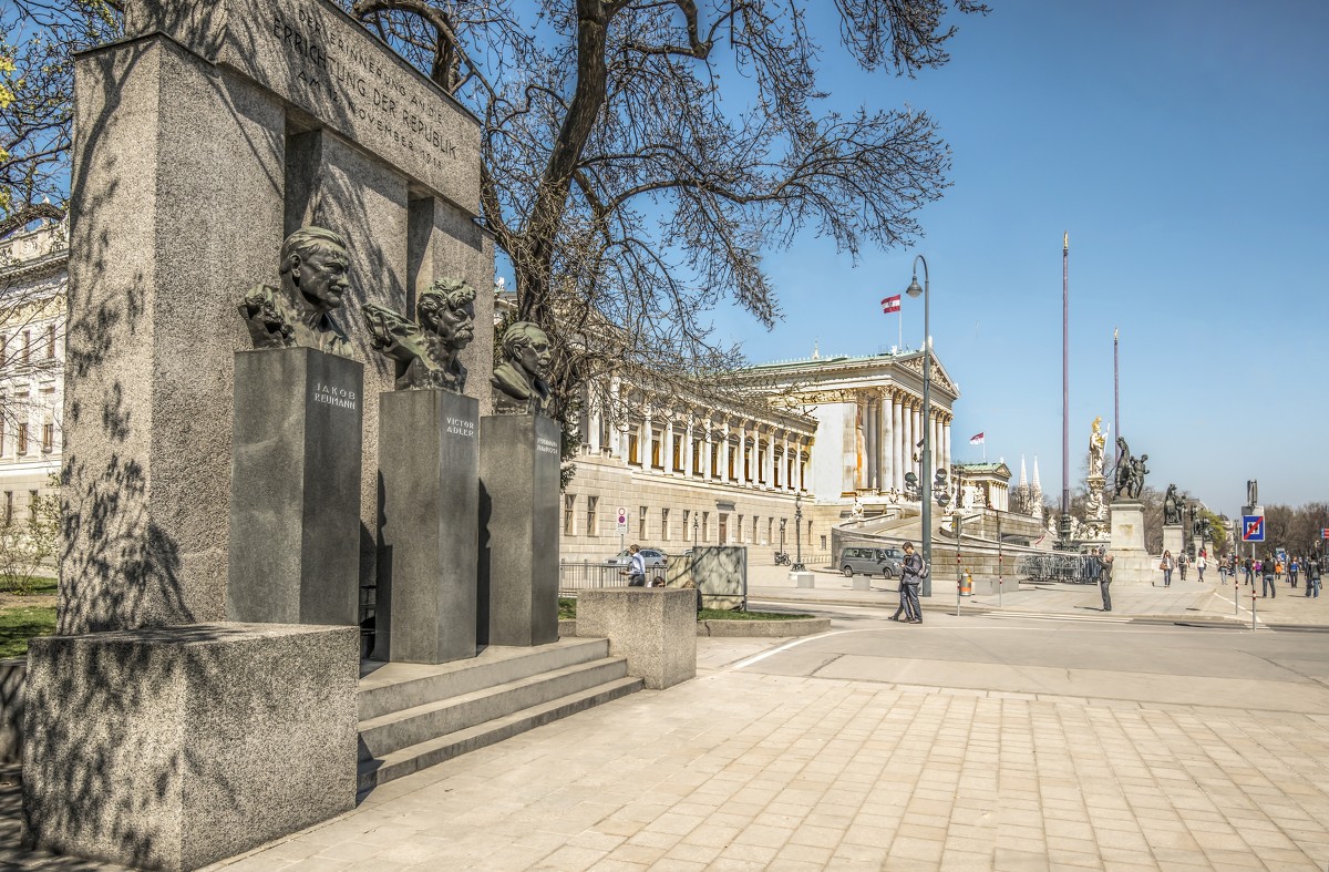 Памятник Республике на фоне австрийского парламента - Виктор Тараканов