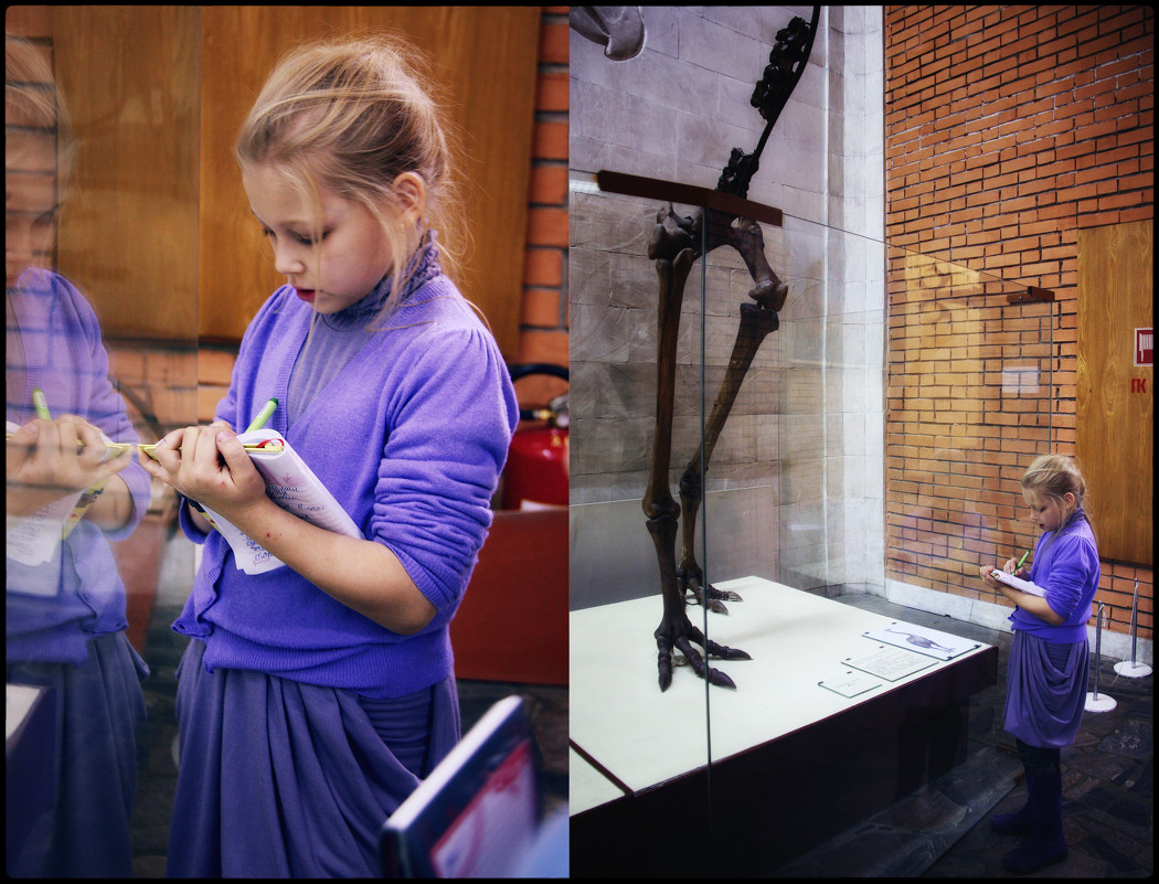 Девочка из детского дома срисовывает экспонат себе в тетрадочку - Анастасия Шумилова