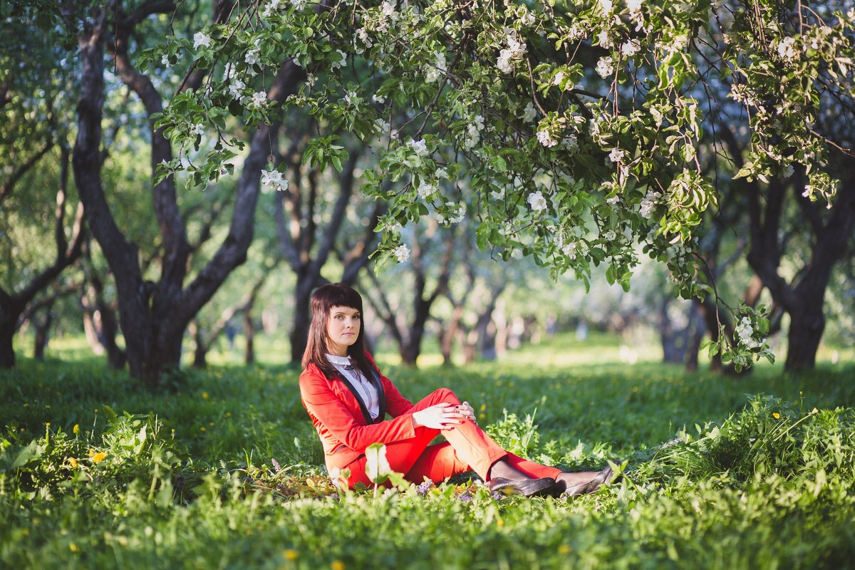Девушка в цветущем парке - Татьяна Горбачева