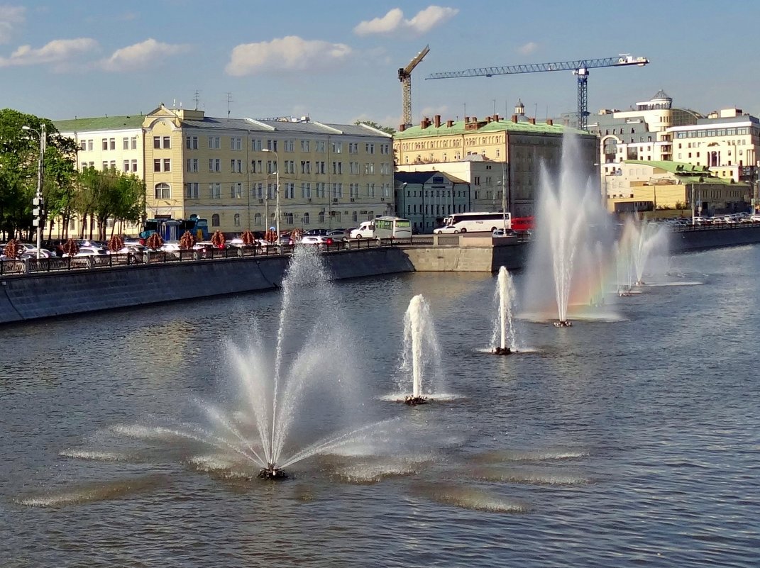 фонтаны на воде с радугой... - Валентина. .