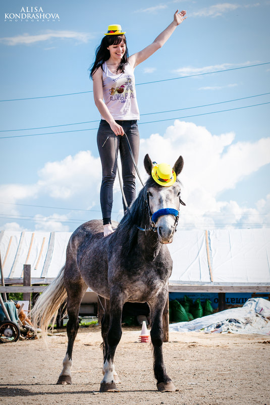 Элемент вольтижировки - стойка на спине коня - Алиса Кондрашова