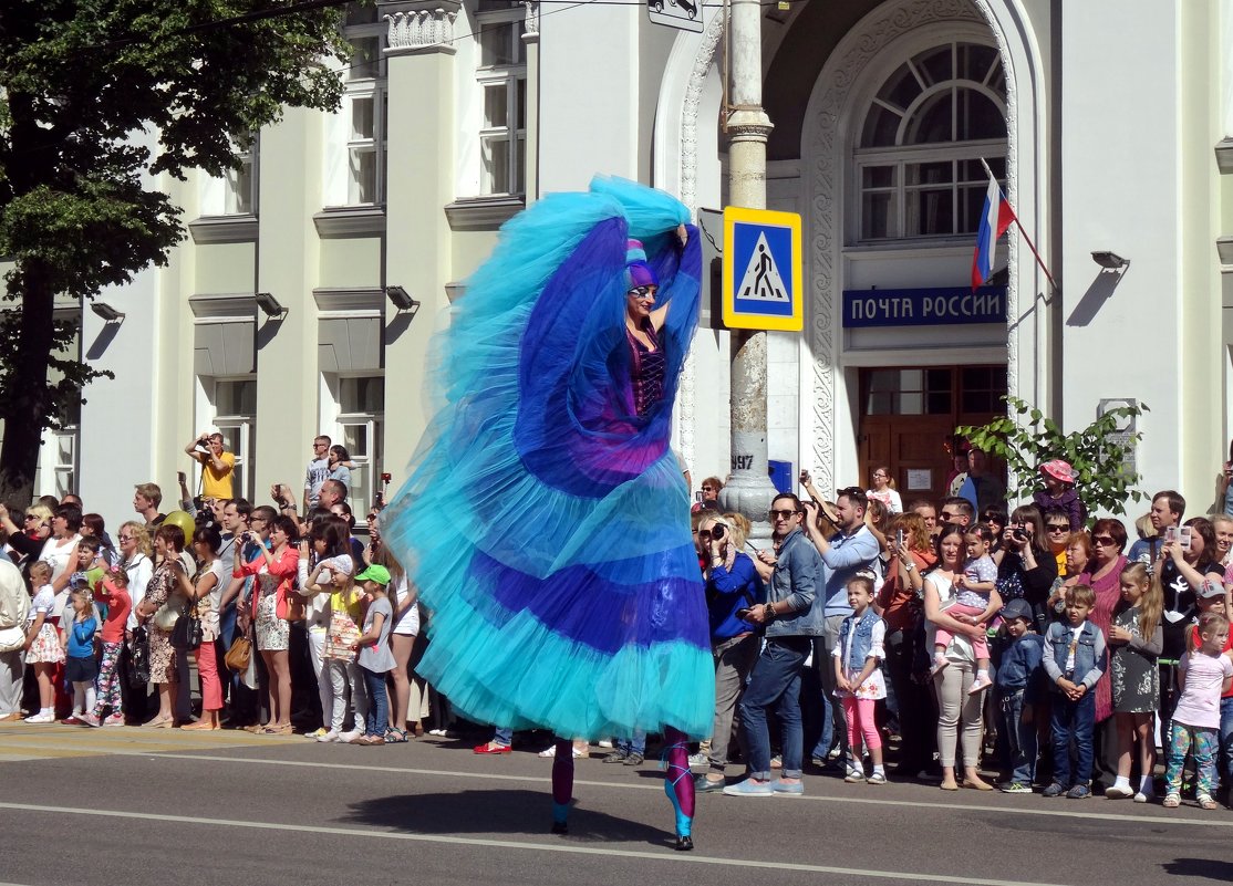 Участница парада уличных театров "Цветные облака" - Чария Зоя 
