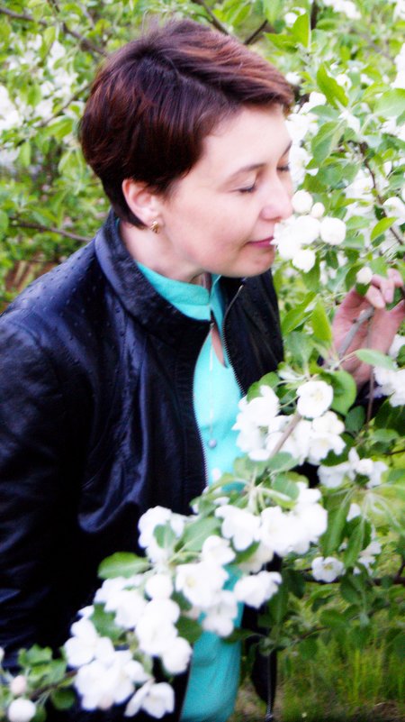 Яблоня в цвету. - Olesya Ziatinova