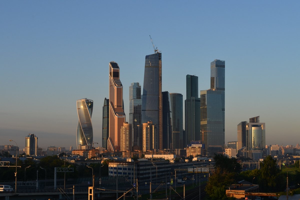 Москва сити освещённая восходящим солнцем - Юрий Бичеров