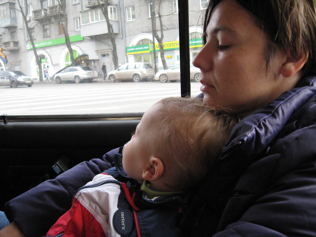 Мать и дитья в салоне такси - Leonid 