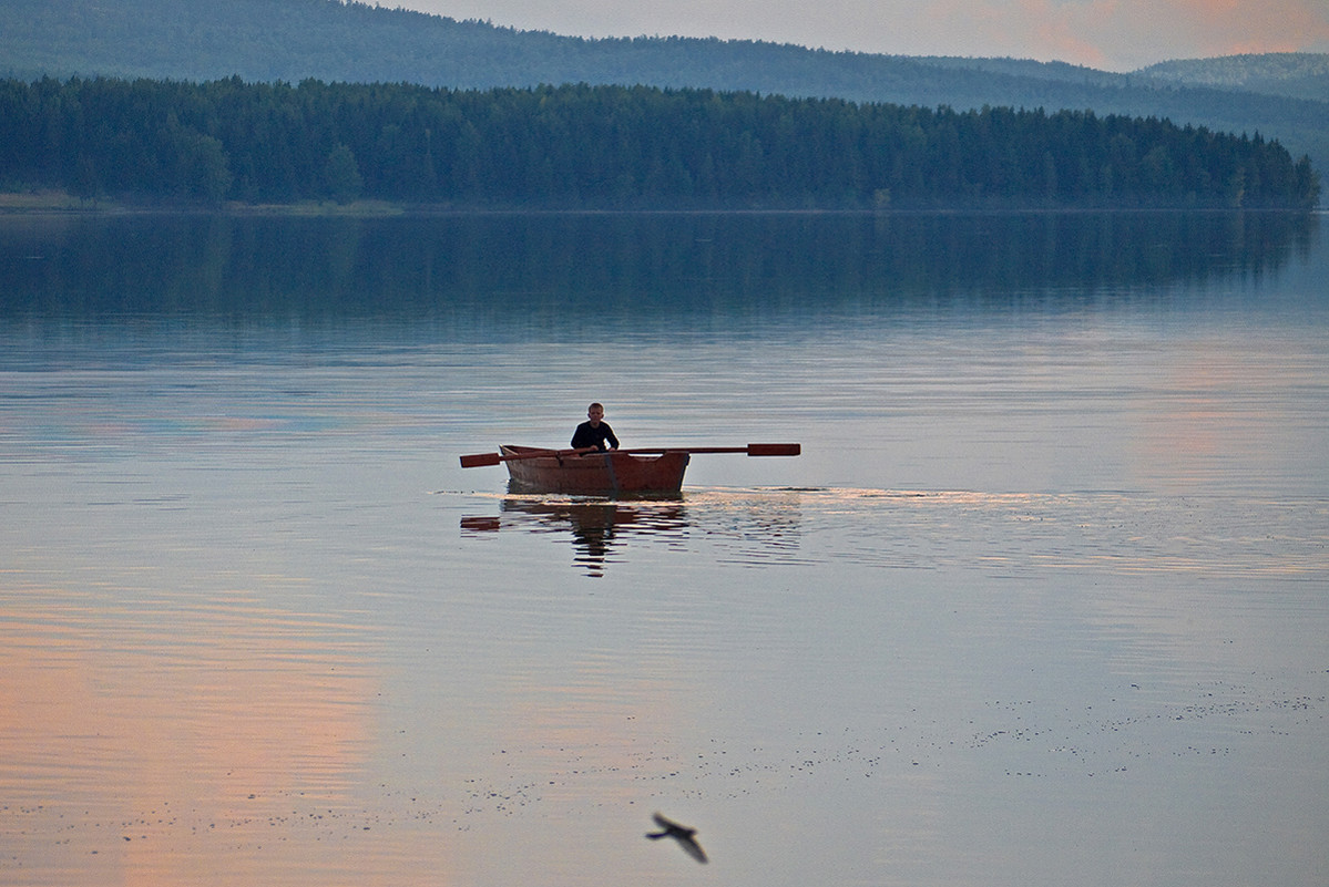 вечерняя...лодка,рыбак и отражение птицы - Игорь Федулов