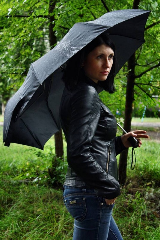 девушка с зонтом - Анастасия Кузьмина