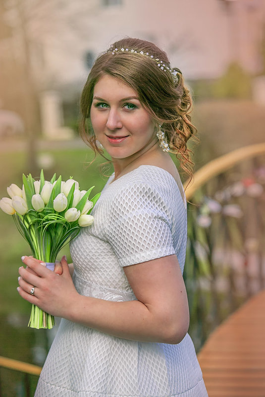 Невеста с букетом тюльпанов - Лариса Кайченкова