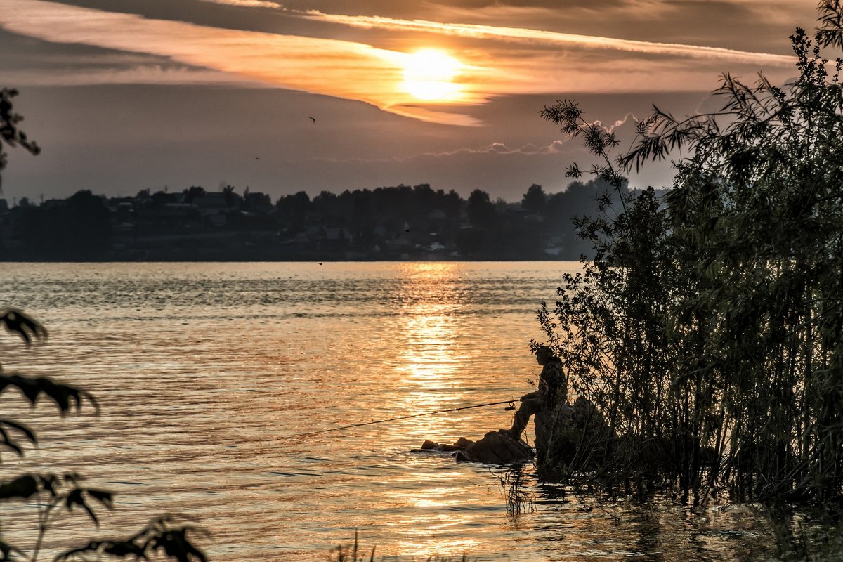 Sunrise on the Lake - Dmitry Ozersky
