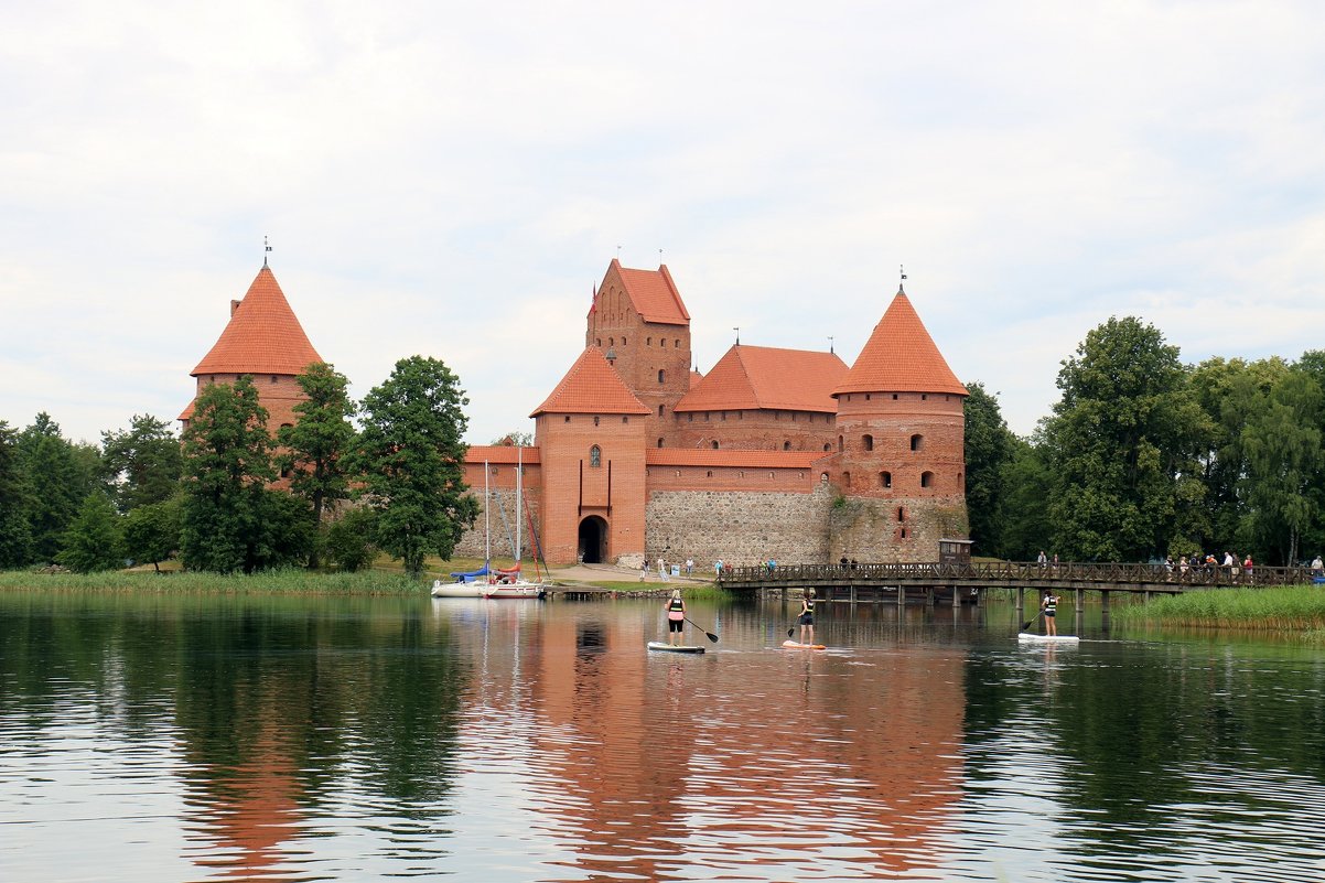 Средневековый замок Тракай в Литве на озере Гальве,  построен в XIII веке. - vasya-starik Старик