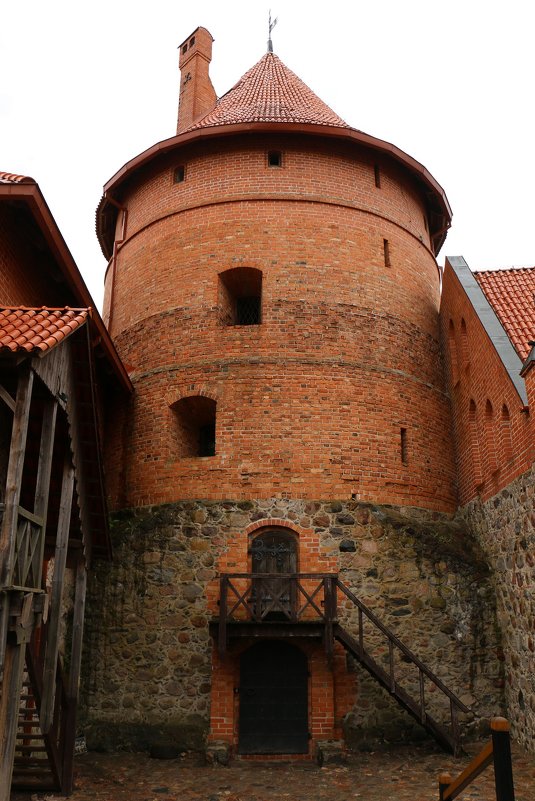 Средневековый замок Тракай в Литве на озере Гальве,  построен в XIII веке. - vasya-starik Старик
