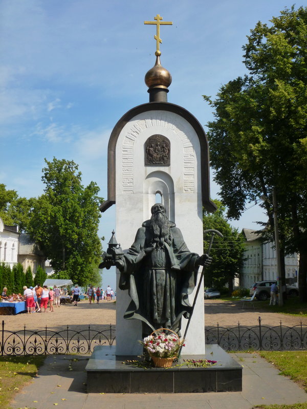 Памятник  святителю, Преподобному Макарию Калязинскому... - Galina Leskova