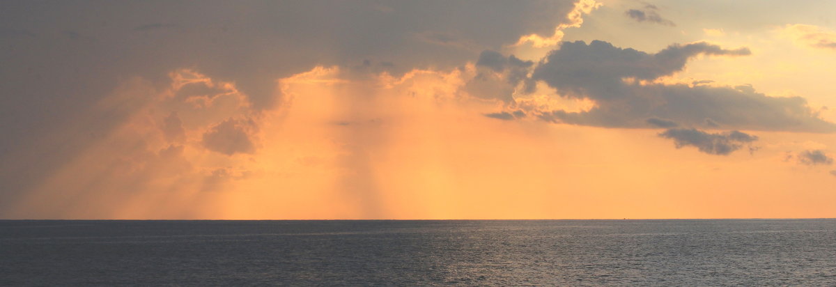 Закат на Чёрном море перед дождём - Vladimir 070549 