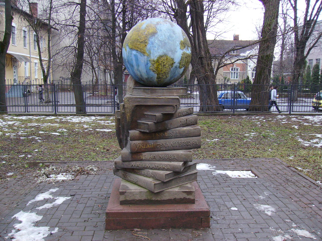 Памятник   книге  в   Ивано - Франковске - Андрей  Васильевич Коляскин