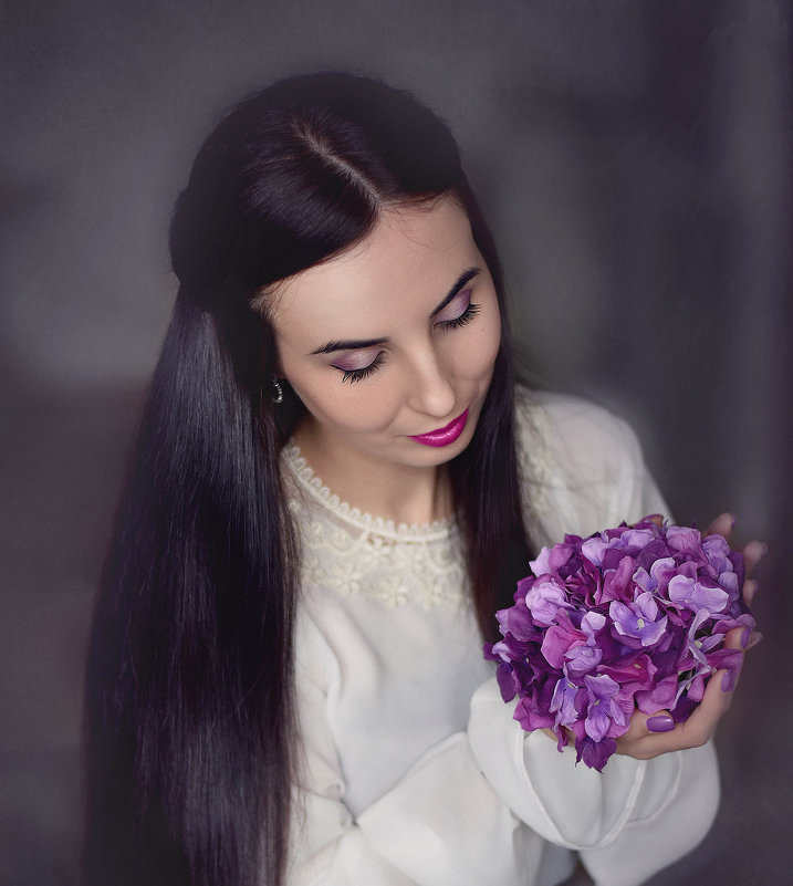 Девушка с цветами. - Elena Klimova