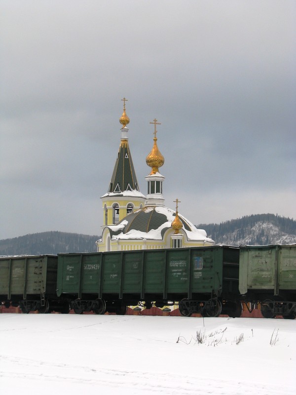 Совсем рядом с железной дорогой стоит храм Святителя Николая - Светлана Ковалева