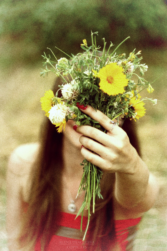 «Никогда не надо слушать, что говорят цветы. Надо просто смотреть на них и дышать их ароматом» - Алёна Дягелева