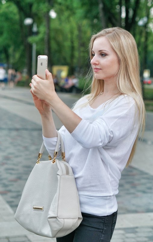 Блондинка, iPhone, селфи - Андрей Майоров