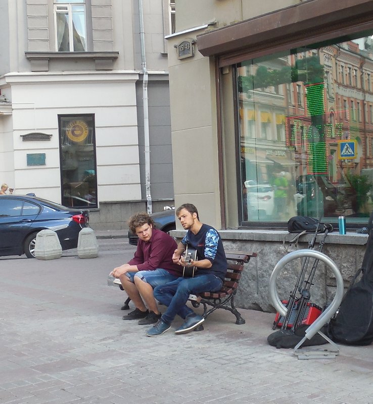 Уличный музыкант - Мила 