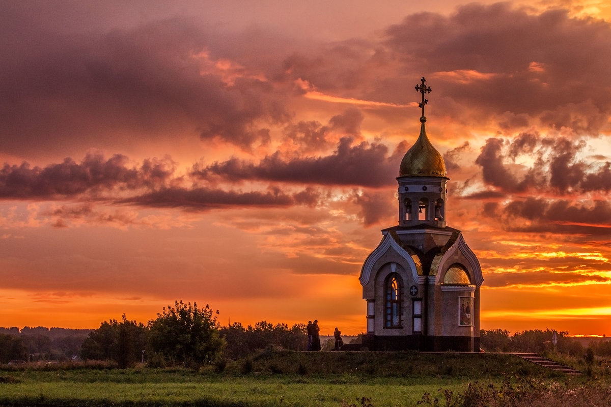 Часовня на закате зимой