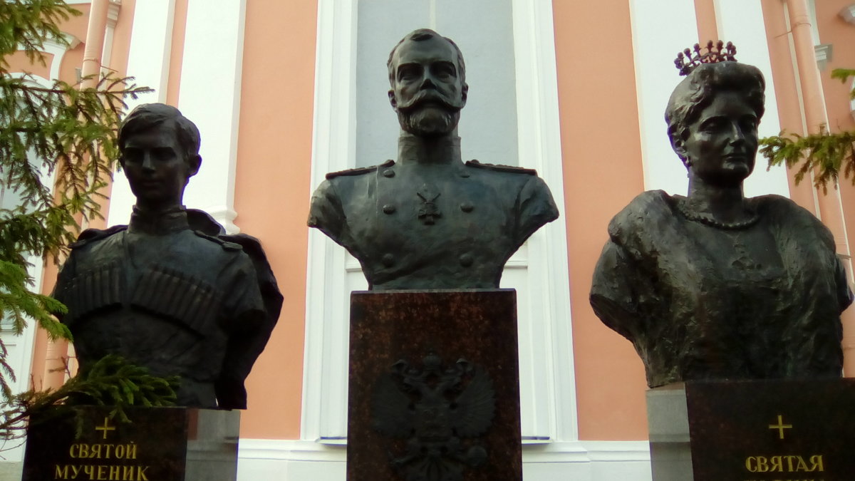 Скульптурное изображение царя Николая 2, его сына Алексея и жены его Александра Федоровна. - Светлана Калмыкова