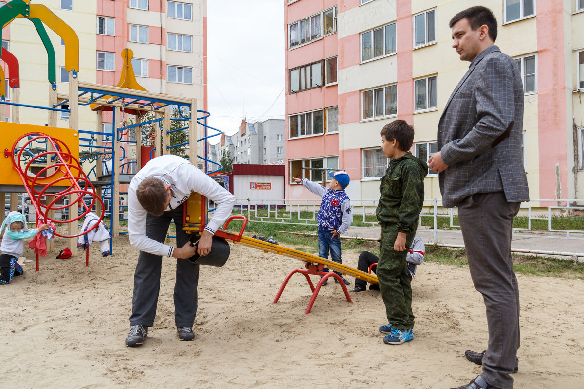На обустройстве детской площадки - Павел Белоус