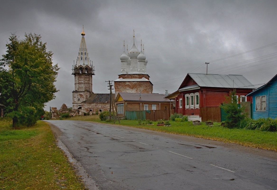 На главной улице в селе - Константин 