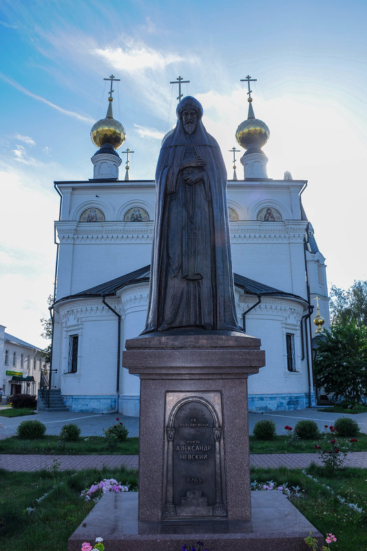 Памятник Александру Невскому во внутреннем дворе храма в Малом Китиже - Сергей Тагиров