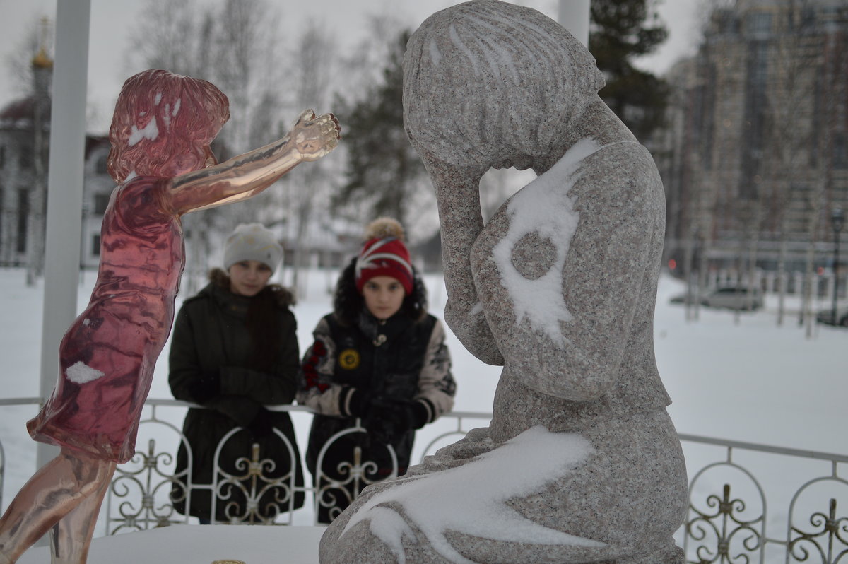 У памятника "Не рождённым детям" - Виктор Козусь