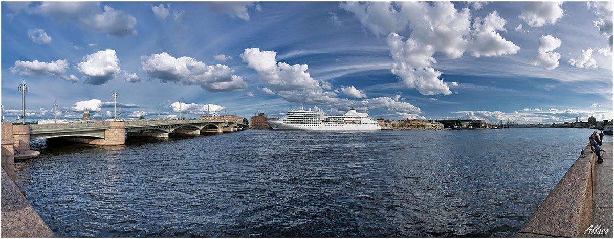 Лайнер Silver Whisper у Благовещенского моста ( Санкт - Петербург)...и облака..облака.. - Алла Allasa