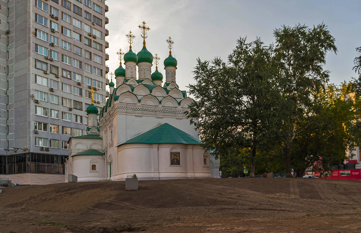 Прогулка по Москве, угол Поварской и Нового Арбата, церковь Симеона Столпника - Владимир Демчишин