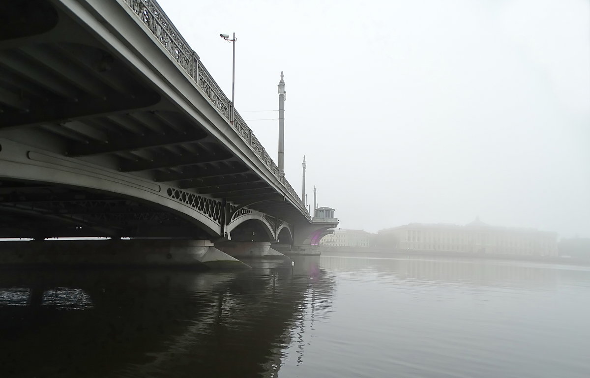 Благовещенский мост и Нева в тумане. - Владимир Гилясев