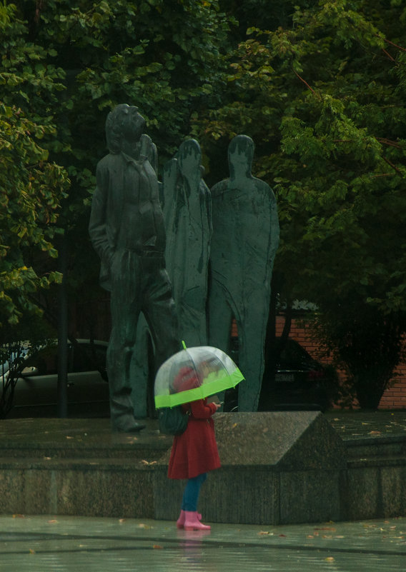 В Москве дождь. На Бродского капает. Ну а что ему - он же памятник. - Alexander Petrukhin 