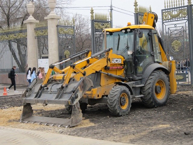 У входа в Центральный парк - Дмитрий Никитин