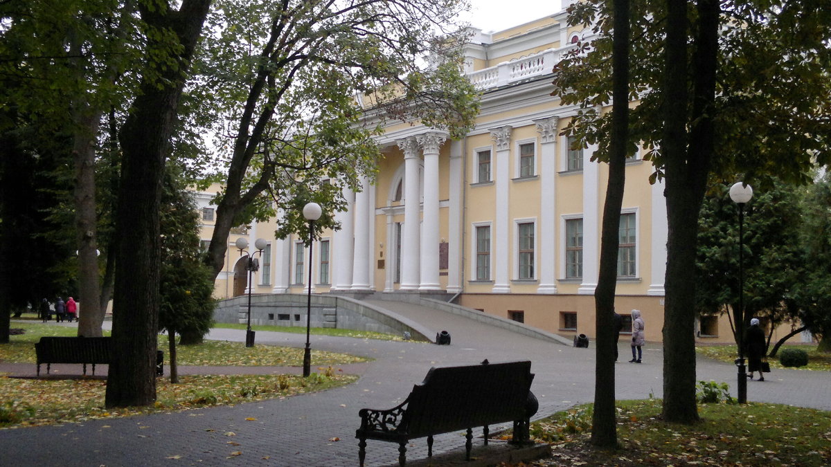 Гомель-в парке дворец Румянцевых и Паскевичей - yuri Zaitsev