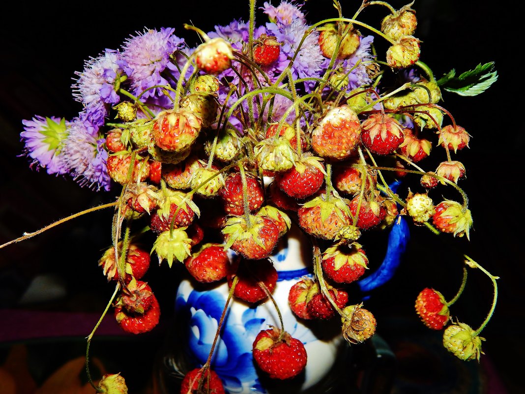 Цветы и ягоды в букете - Валентина Пирогова