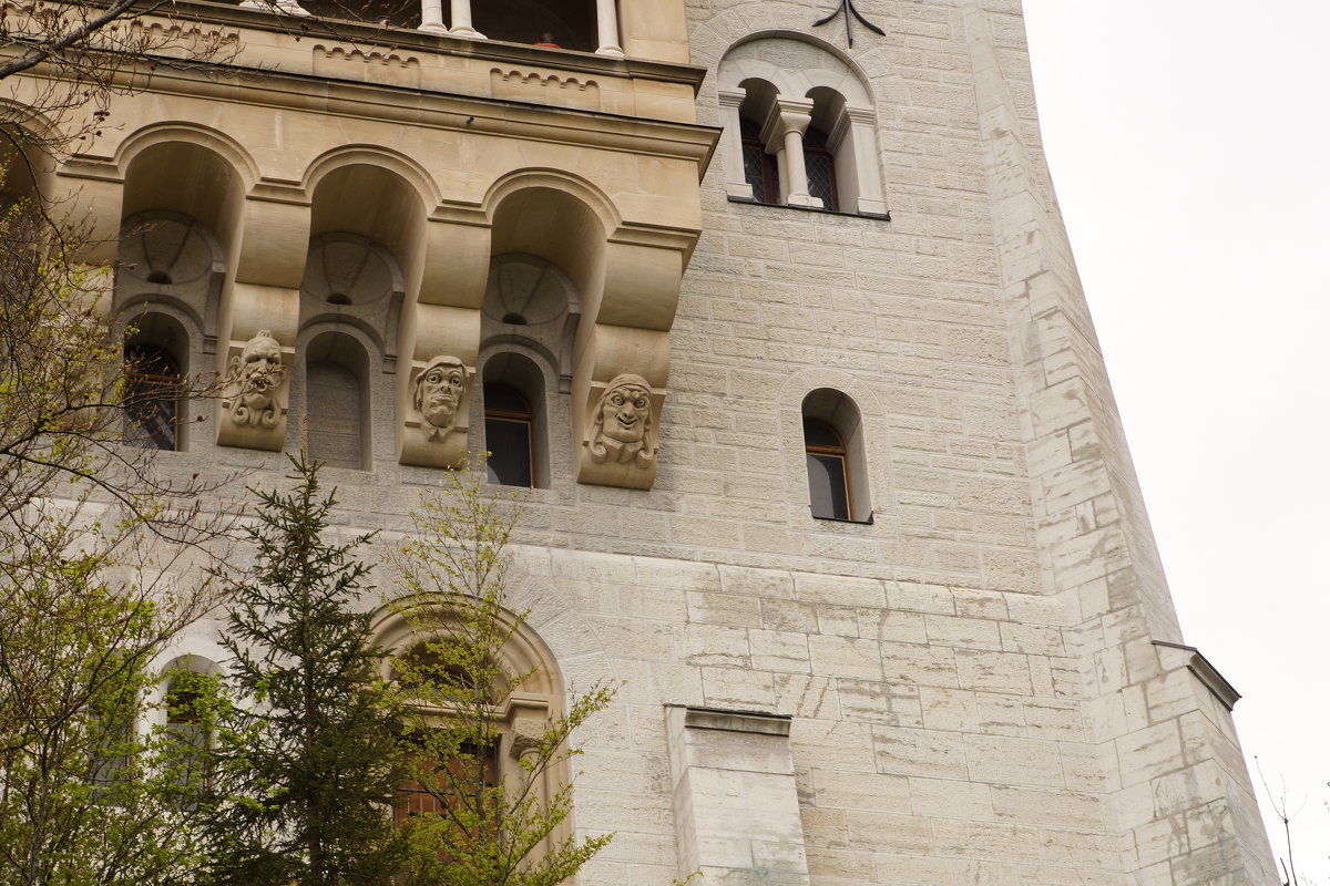 Весёлый балкон с рожицами замка Нойшванштайна. Баварские Альпы - Bogdan Snegureac