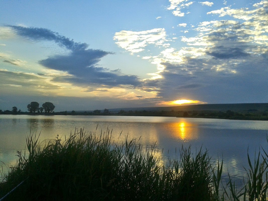 Закат на озере. - Игорь Карпенко