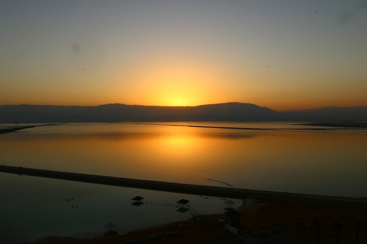 Рано утром на Мертвом море, солнце встает из-за гор Иордании - vasya-starik Старик