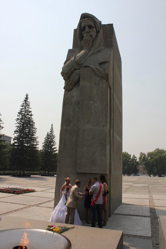 Свадебная церемония у монумента - Наталья Золотых-Сибирская