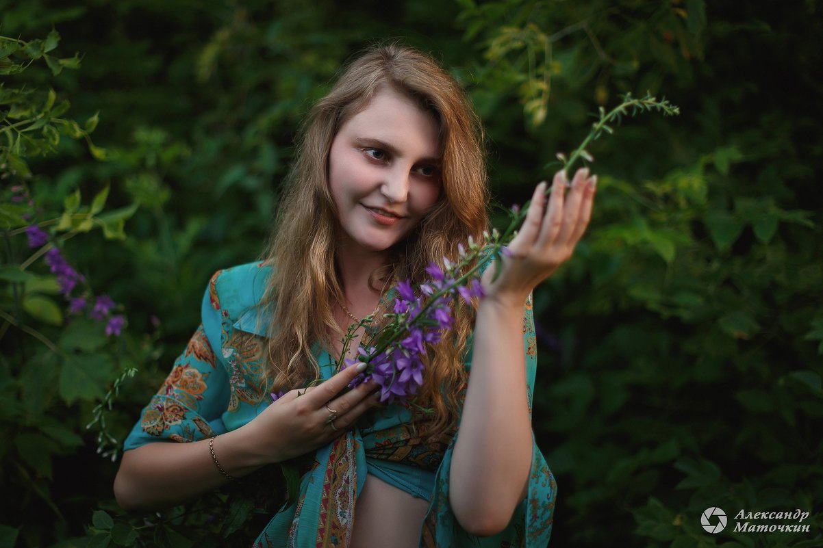 Девушка с лесным цветком - Александр Маточкин