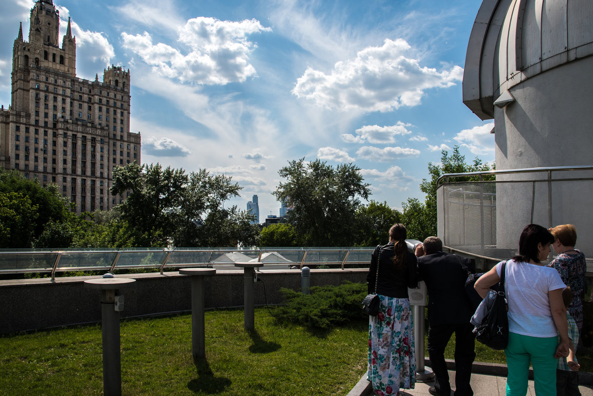 Очередь к телескопу на крыше Московского планетария - Владимир Безбородов