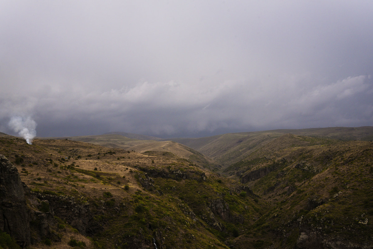 Пастбища на пути к Арагацу. Армения. Grassland on the way to Aragats. Armenia. - Юрий Воронов