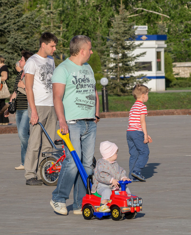 Отцы на прогулке с детьми. - Сергей Исаенко