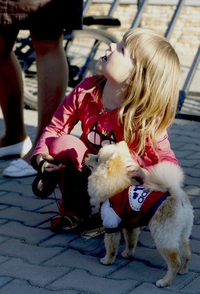 ребенок с собакой - Мария Комарова