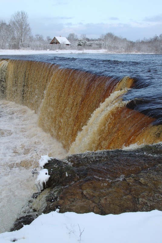 У водопада - Зоя Коптева