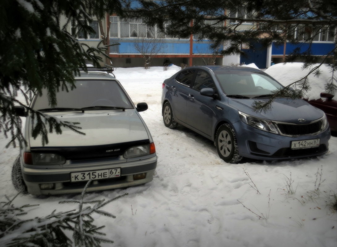 У дома - Павел Галактионов